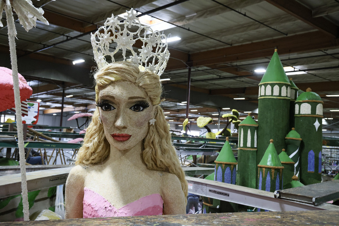 Photos: WICKED Float Comes to Pasadena's Rose Parade  Image