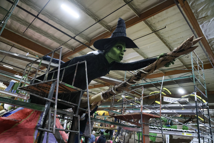 Photos: WICKED Float Comes to Pasadena's Rose Parade  Image