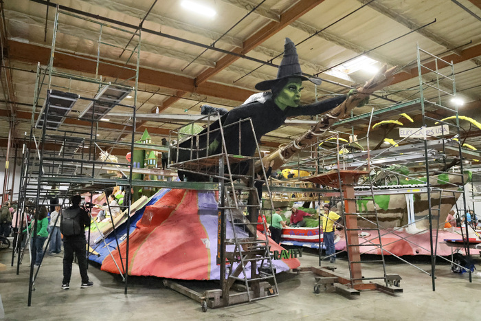 Photos: WICKED Float Comes to Pasadena's Rose Parade Image