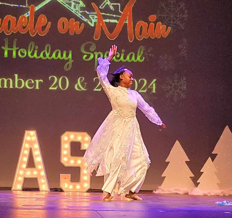 Review: MIRACLE ON MAIN: A HOLIDAY SPECIAL at Arts & Science Center For Southeast Arkansas  Image