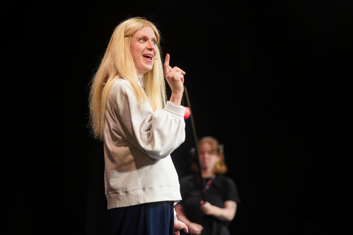 Photos: GWYNETH GOES SKIING Arrives Off-Broadway  Image