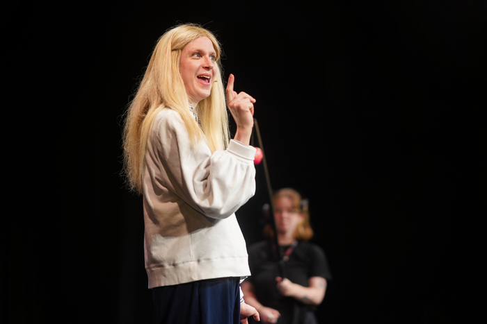 Photos: GWYNETH GOES SKIING Arrives Off-Broadway Image