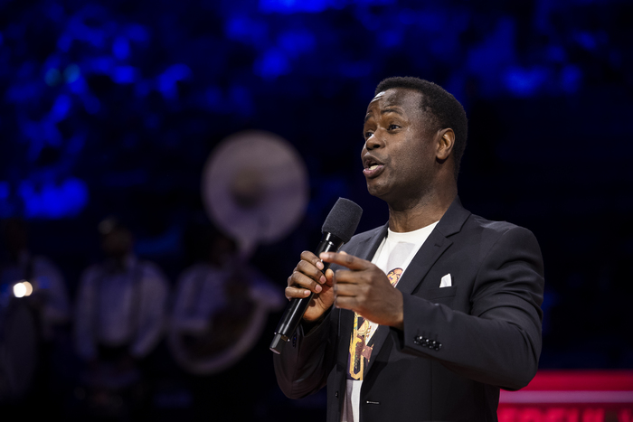 Photos: A WONDERFUL WORLD Performs in Knicks Halftime Show Image