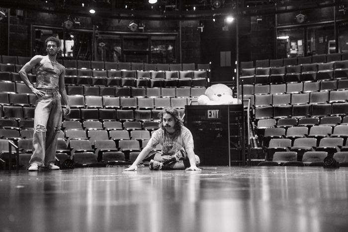 Photos: ROMEO + JULIET's Kit Connor, Rachel Zegler & More Backstage  Image