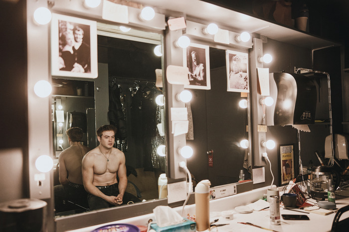 Photos: ROMEO + JULIET's Kit Connor, Rachel Zegler & More Backstage  Image