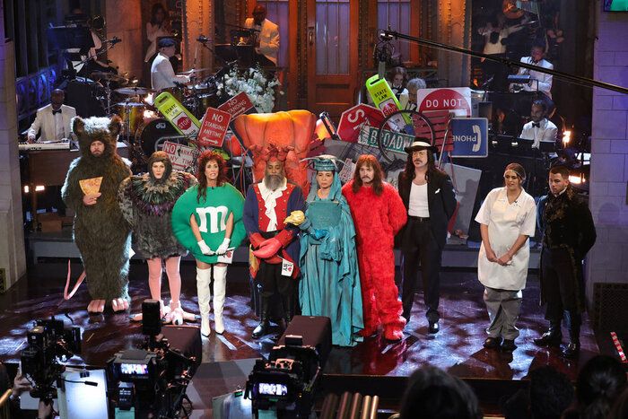 Taran Killam, Ana Gasteyer, Kristen Wiig, Kenan Thompson, Maya Rudolph, Will Forte, Jason Sudeikis, Cecily Strong, and Nick Jonas at 