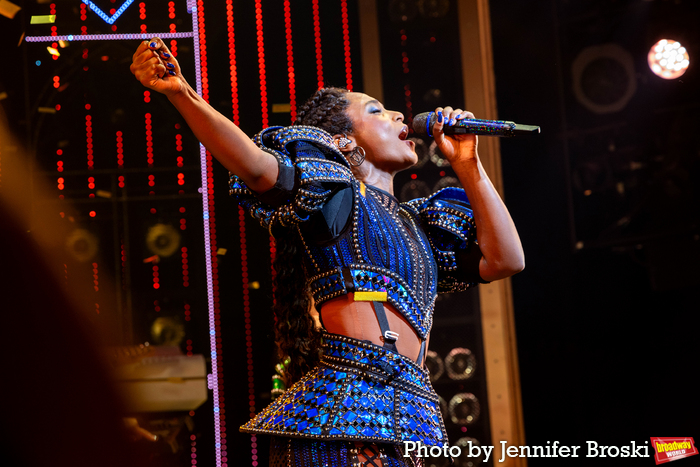 Photos: New SIX Queens Take First Bows on Broadway  Image