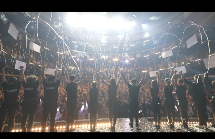 Photos: EL MAGO POP Celebrates 3 Millionth Audience Member Image