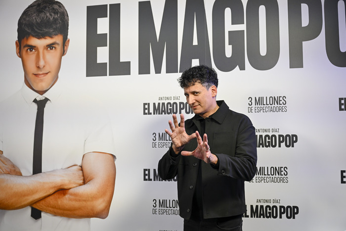 Photos: EL MAGO POP Celebrates 3 Millionth Audience Member Image