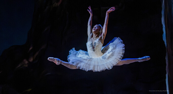 Review/Photos: SWAN LAKE at Academy Of Music  Image