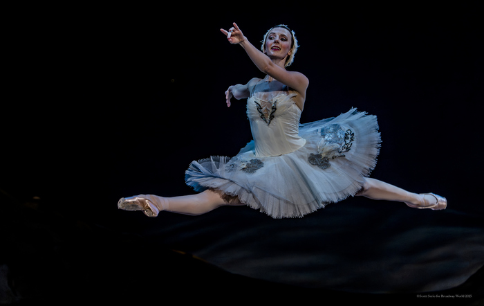 Review/Photos: SWAN LAKE at Academy Of Music  Image