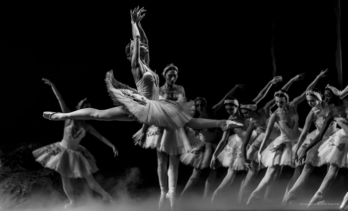 Review/Photos: SWAN LAKE at Academy Of Music  Image