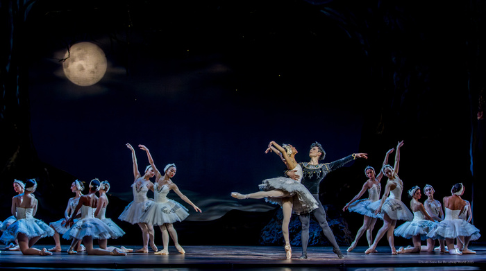 Review/Photos: SWAN LAKE at Academy Of Music Image