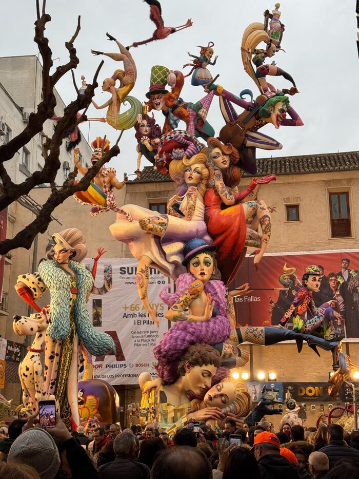 PHOTOS: El cine musical se cuela en la falla de la Plaza del Pilar  Image