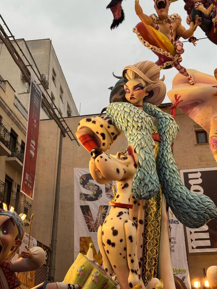 PHOTOS: El cine musical se cuela en la falla de la Plaza del Pilar  Image