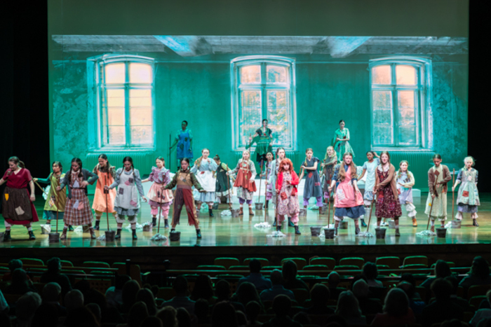 Photos: Inside: New Albany Middle School Theatre’s ANNIE JR Image