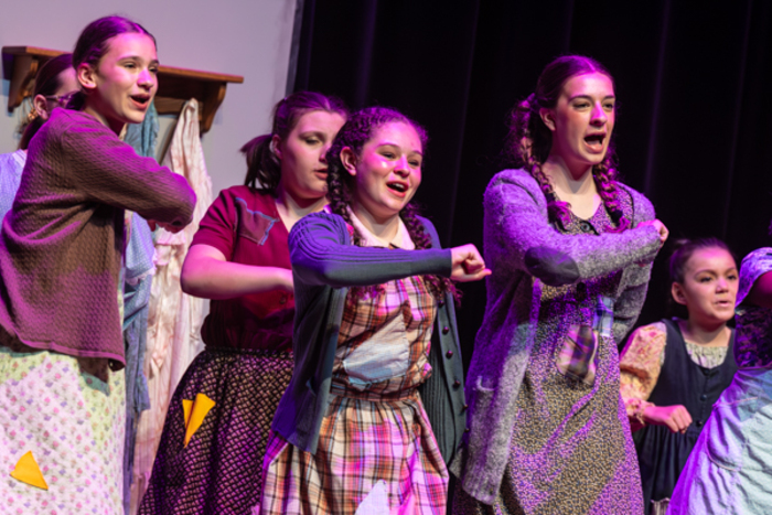 Photos: Inside: New Albany Middle School Theatre’s ANNIE JR Image