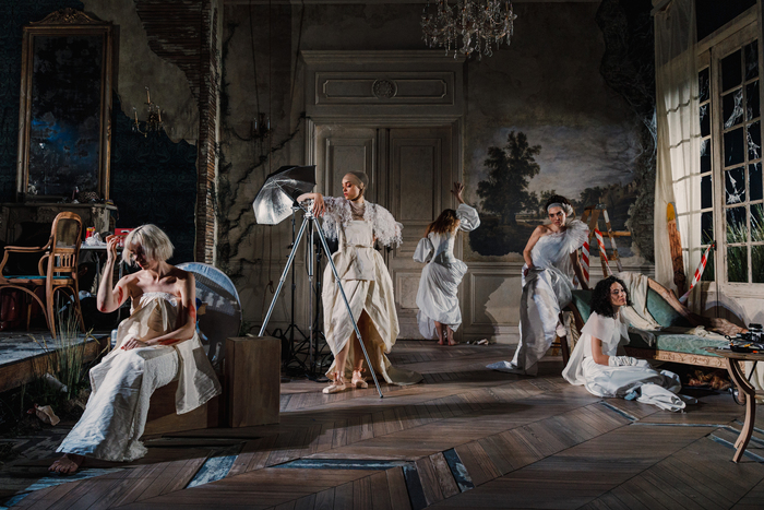 Photos: FIVE MODELS IN RUINS, 1981 at Lincoln Center Theater Image