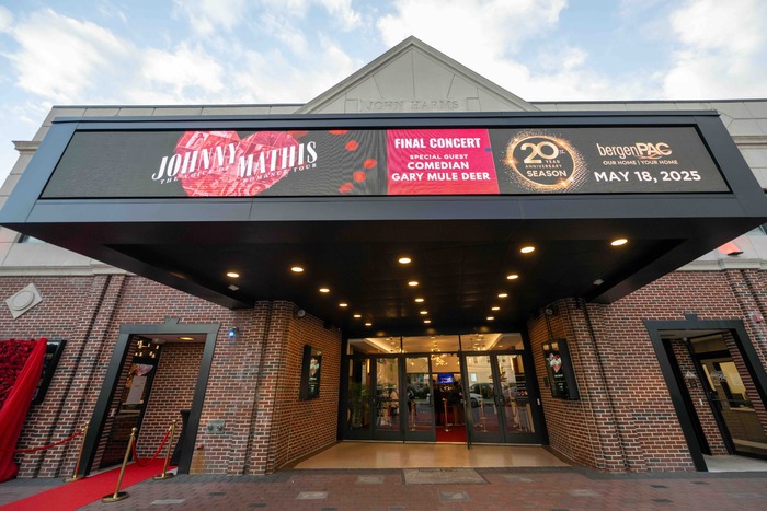 Photos: Norm Lewis, Liz Callaway & More Attend Final Johnny Mathis Concert at bergenPAC Image