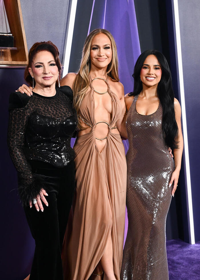 Photos: Inside the 2025 American Music Awards with Jennifer Lopez, Reneé Rapp & More Image