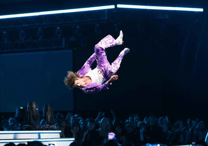 Photos: Inside the 2025 American Music Awards with Jennifer Lopez, Reneé Rapp & More Image