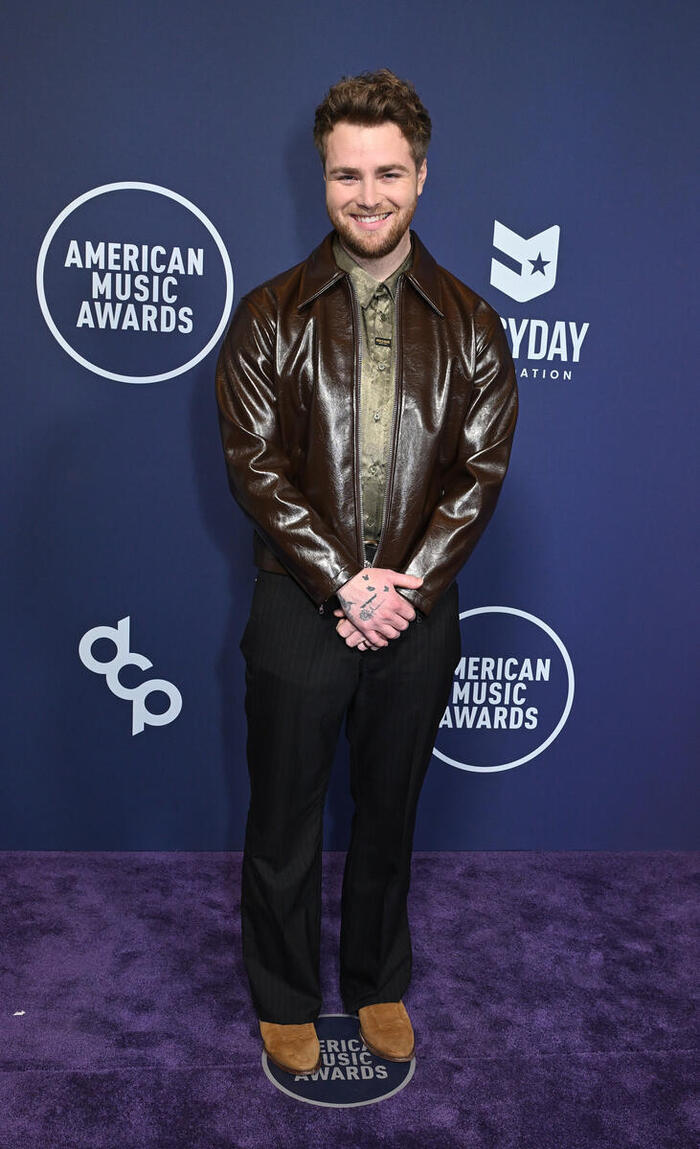 Photos: Inside the 2025 American Music Awards with Jennifer Lopez, Reneé Rapp & More Image