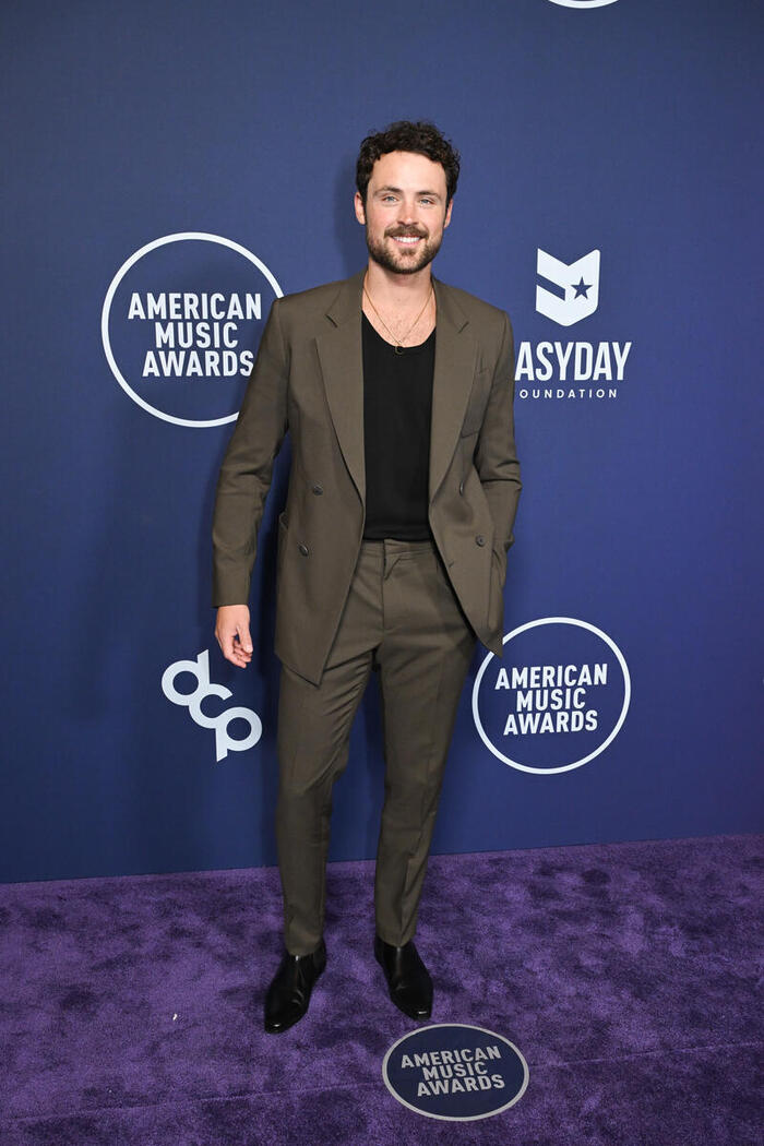 Photos: Inside the 2025 American Music Awards with Jennifer Lopez, Reneé Rapp & More Image