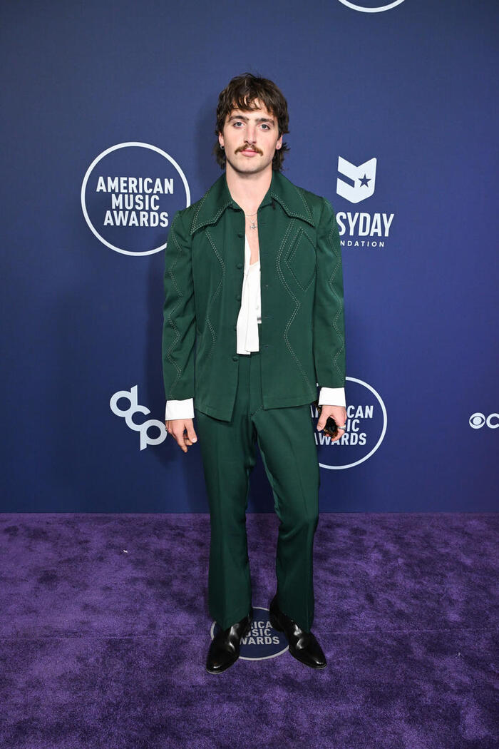 Photos: Inside the 2025 American Music Awards with Jennifer Lopez, Reneé Rapp & More Image