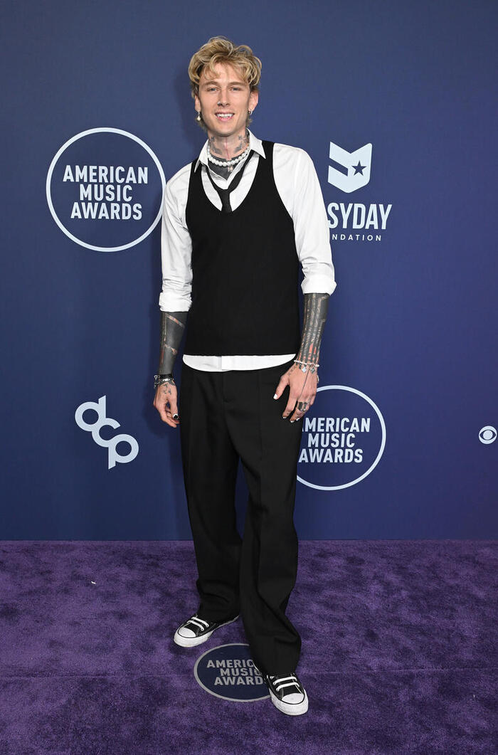 Photos: Inside the 2025 American Music Awards with Jennifer Lopez, Reneé Rapp & More Image