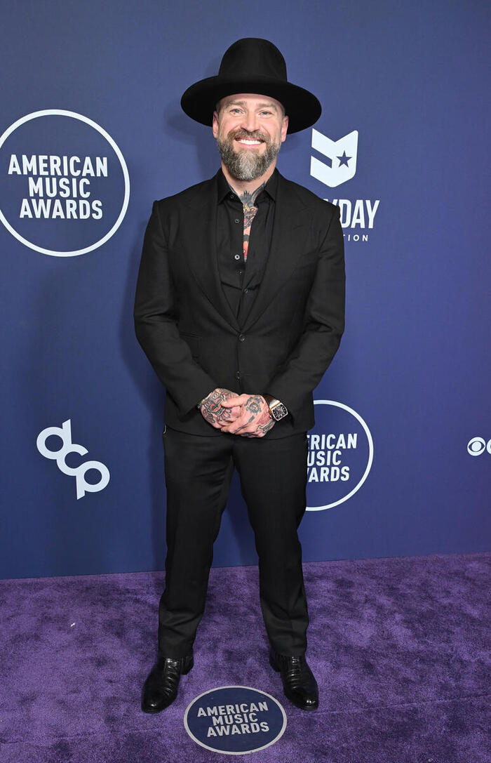 Photos: Inside the 2025 American Music Awards with Jennifer Lopez, Reneé Rapp & More Image