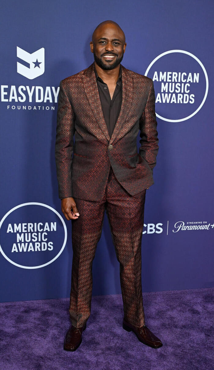 Photos: Inside the 2025 American Music Awards with Jennifer Lopez, Reneé Rapp & More Image