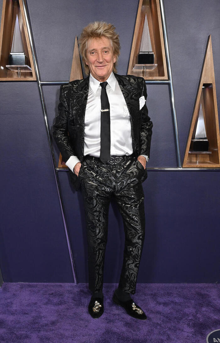 Photos: Inside the 2025 American Music Awards with Jennifer Lopez, Reneé Rapp & More Image