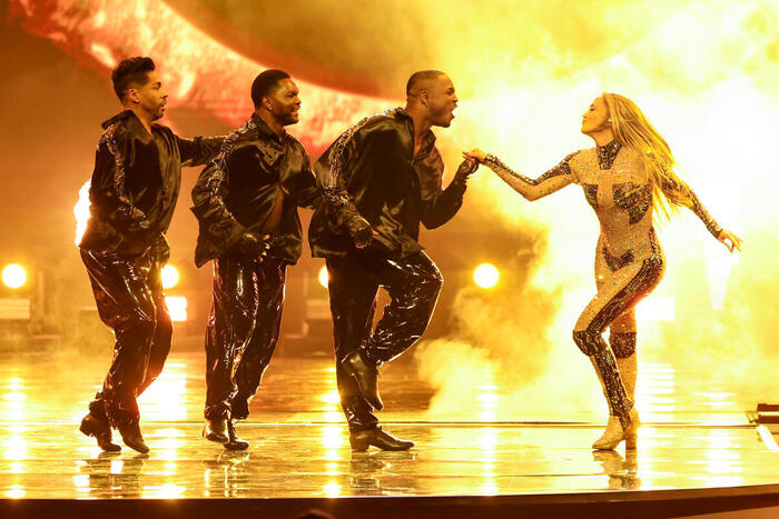 Photos: Inside the 2025 American Music Awards with Jennifer Lopez, Reneé Rapp & More Image
