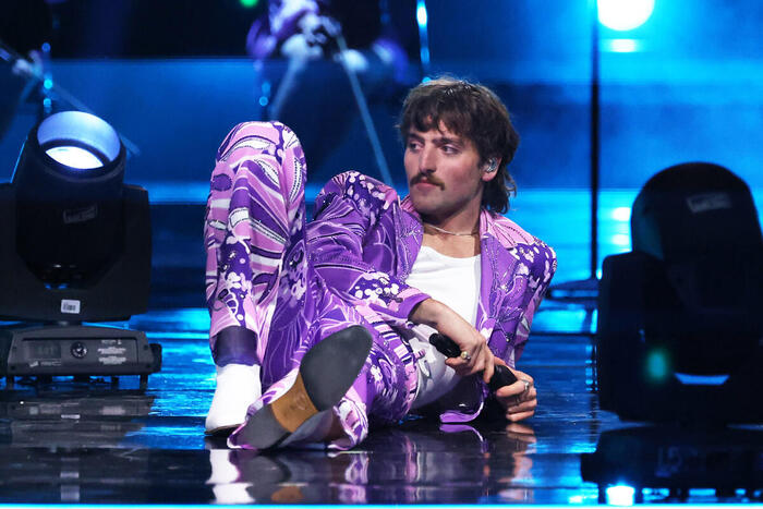 Photos: Inside the 2025 American Music Awards with Jennifer Lopez, Reneé Rapp & More Image