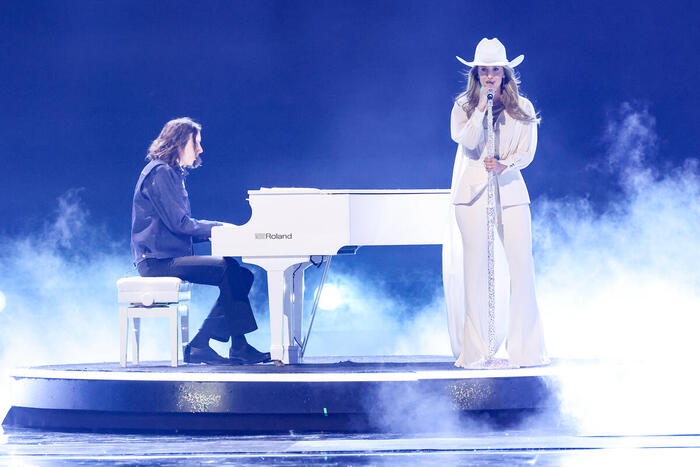 Photos: Inside the 2025 American Music Awards with Jennifer Lopez, Reneé Rapp & More Image