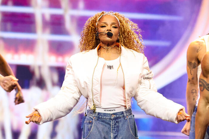 Photos: Inside the 2025 American Music Awards with Jennifer Lopez, Reneé Rapp & More Image