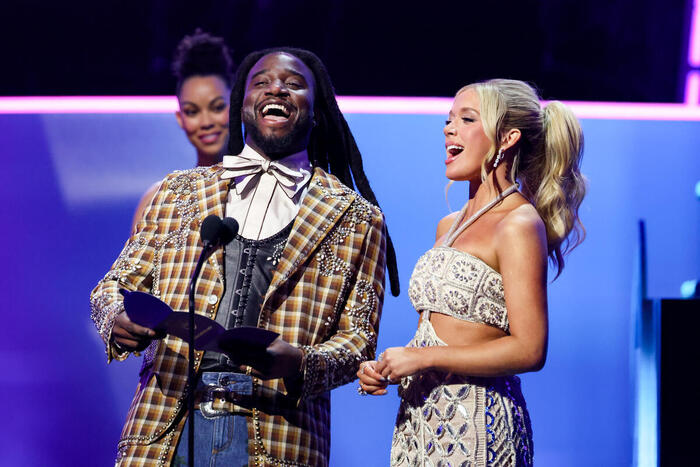 Photos: Inside the 2025 American Music Awards with Jennifer Lopez, Reneé Rapp & More Image
