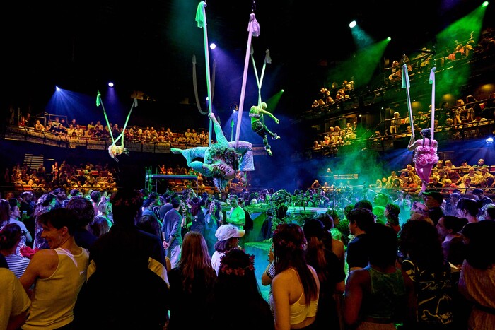 Photos: A MIDSUMMER NIGHT'S DREAM at the Bridge Theatre Image