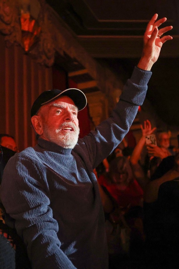 Photos/Video: Neil Diamond Performs 'Sweet Caroline' at A BEAUTIFUL NOISE Image
