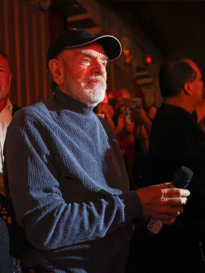 Photos/Video: Neil Diamond Performs 'Sweet Caroline' at A BEAUTIFUL NOISE Image