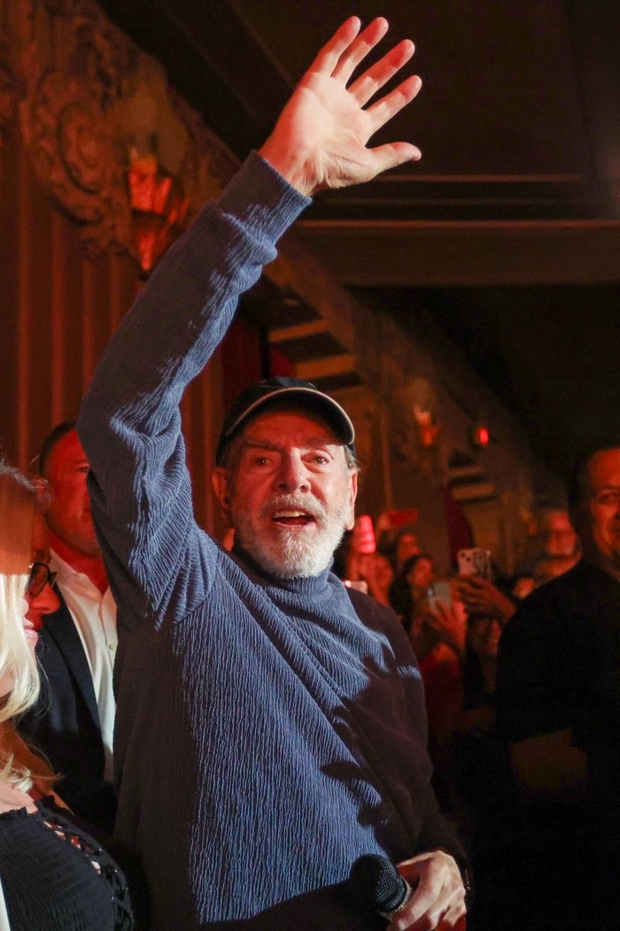 Photos/Video: Neil Diamond Performs 'Sweet Caroline' at A BEAUTIFUL NOISE Image
