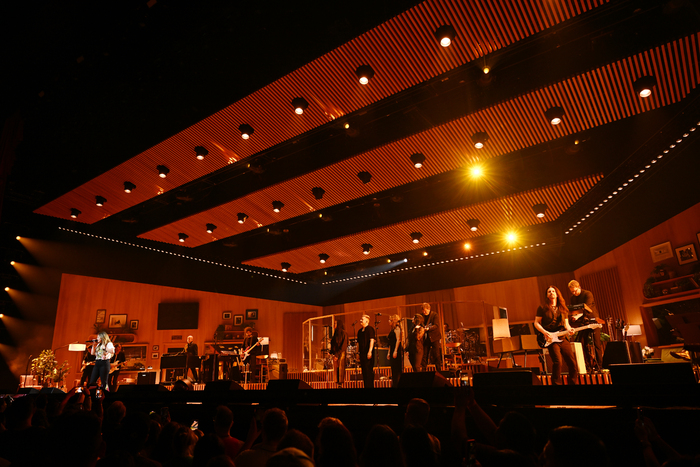 Photos: Kelly Clarkson Kicks Off 'Studio Sessions' Las Vegas Residency Image