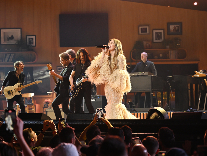 Photos: Kelly Clarkson Kicks Off 'Studio Sessions' Las Vegas Residency Image