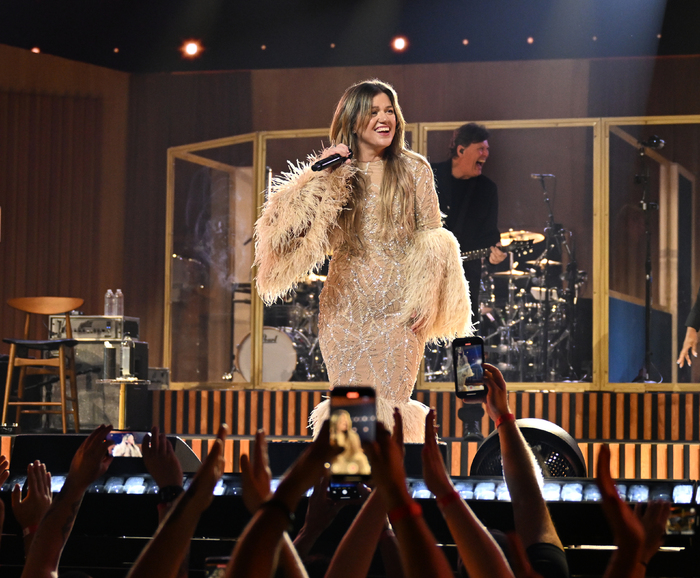 Photos: Kelly Clarkson Kicks Off 'Studio Sessions' Las Vegas Residency Image