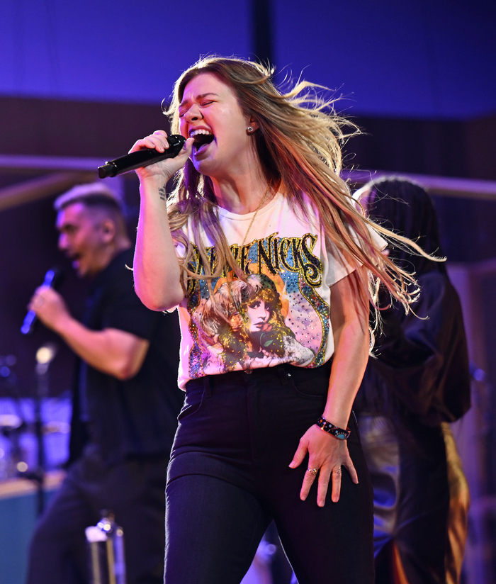 Photos: Kelly Clarkson Kicks Off 'Studio Sessions' Las Vegas Residency Image