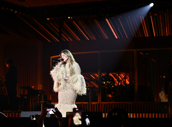 Photos: Kelly Clarkson Kicks Off 'Studio Sessions' Las Vegas Residency Image