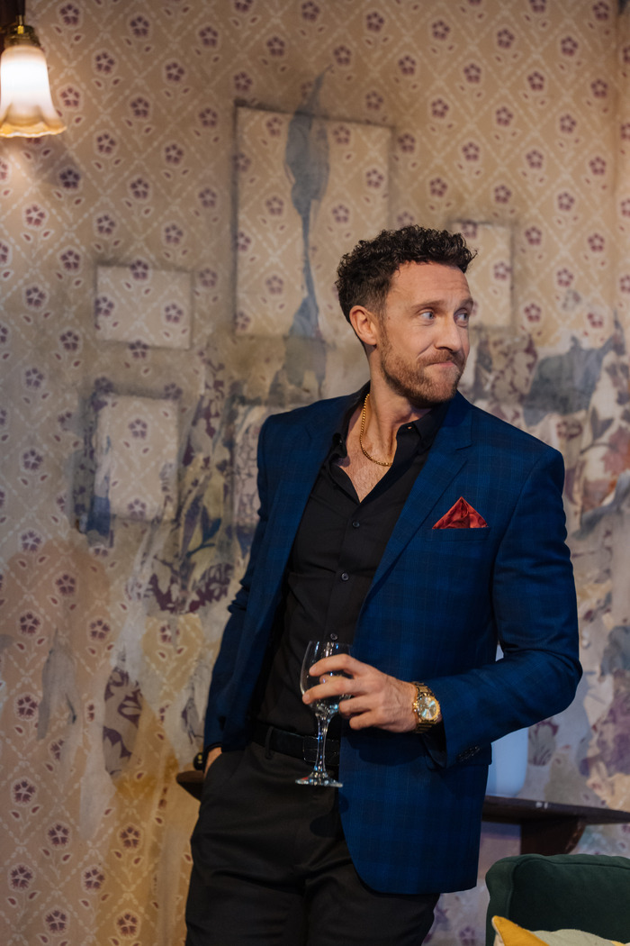 Photos: First Look at 2:22 - A GHOST STORY New UK Tour Cast Image