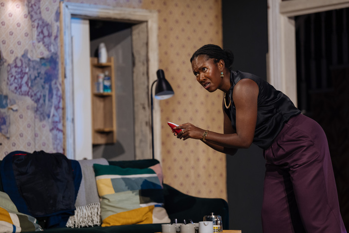 Photos: First Look at 2:22 - A GHOST STORY New UK Tour Cast Image