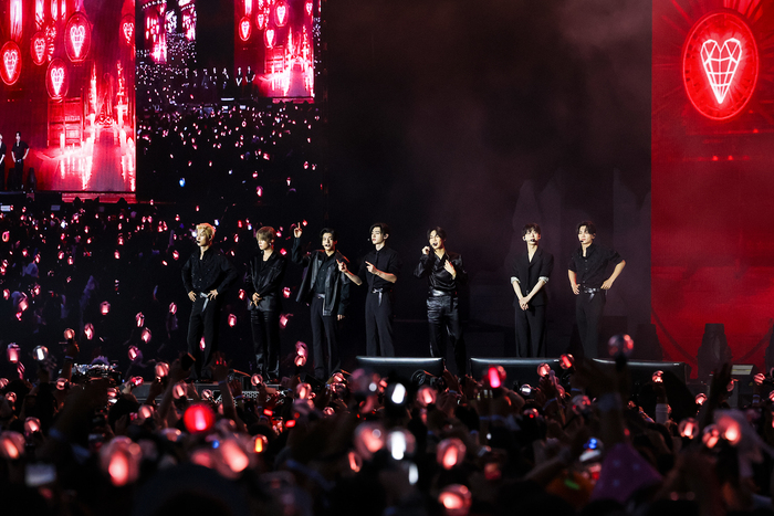 Photos: Inside ENHYPEN's WALK THE LINE U.S. Tour Finale in Los Angeles Image