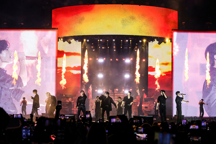 Photos: Inside ENHYPEN's WALK THE LINE U.S. Tour Finale in Los Angeles Image
